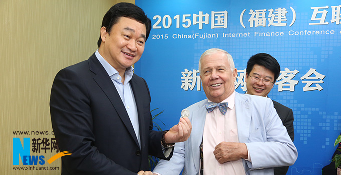 羅杰斯參加思客會(huì)，與新華網(wǎng)董事長、總裁田舒斌親切交談。