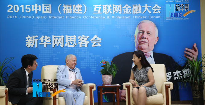 羅杰斯接受新華網(wǎng)思客專訪。