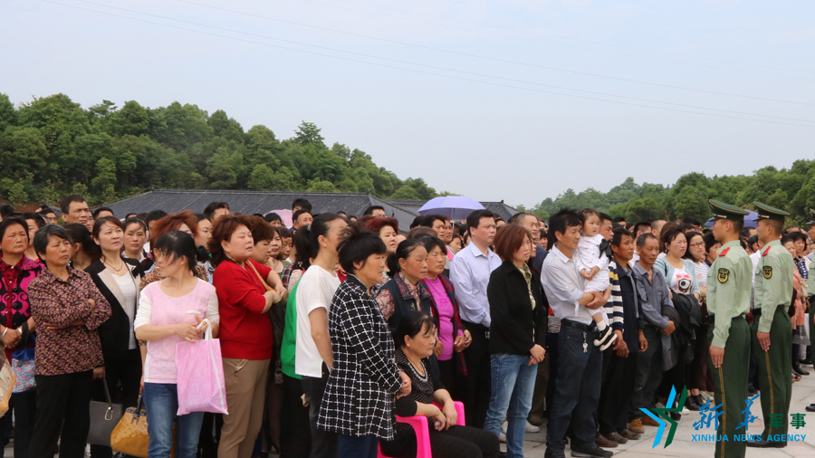 ↑張超烈士骨灰安葬儀式現(xiàn)場(chǎng)，岳陽(yáng)的父老鄉(xiāng)親紛紛來(lái)給張超送別。