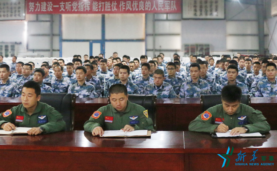 資料圖片：張超（右一）參加部隊思想政治教育。
