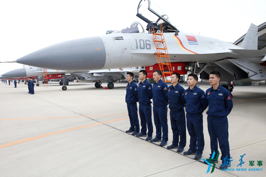↑機務(wù)官兵為戰(zhàn)鷹保駕護航。