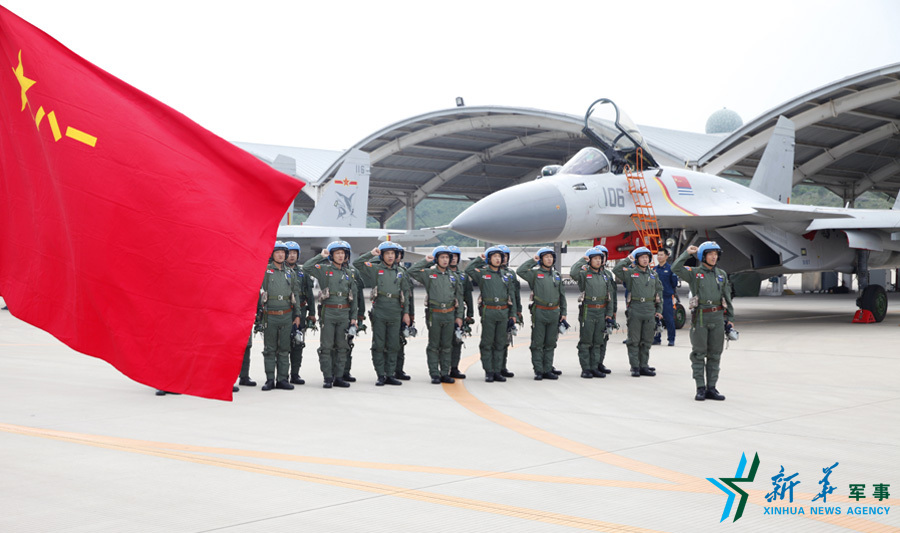 ↑軍旗招展，航空驕子對藍天宣誓。