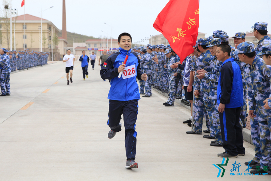 ↑資料圖片：深藍薪火杯長跑接力賽，張超跑最后一棒到達終點。