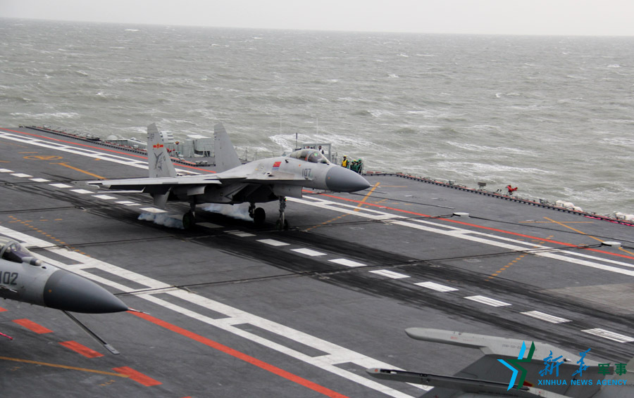 ↑資料圖片：艦載戰(zhàn)斗機(jī)下落著艦瞬間。
