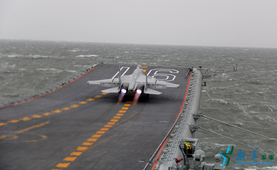 ↑資料圖片：艦載戰(zhàn)斗機起飛瞬間。