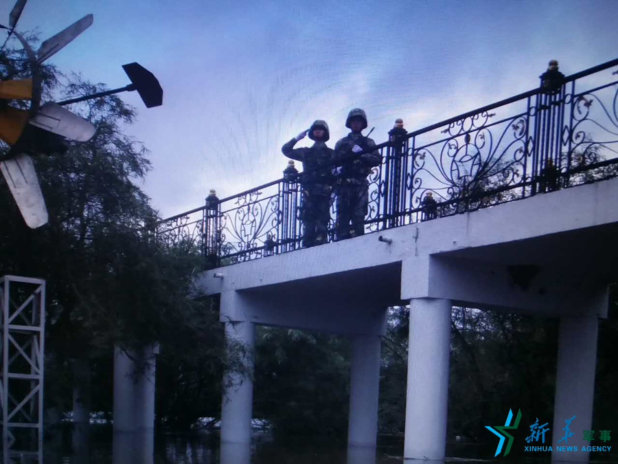 ↑中秋佳節(jié)，珍寶島的官兵在洪水中的堅守。