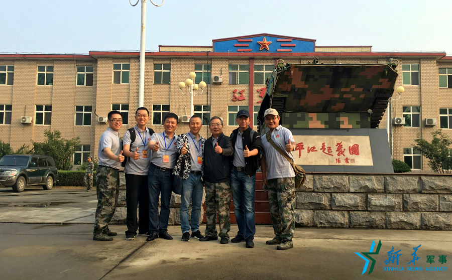 ↑“我們的長(zhǎng)征在路上”網(wǎng)絡(luò)名人在“平江起義團(tuán)”，為這支成為中國(guó)陸軍第一支信息化部隊(duì)點(diǎn)贊。