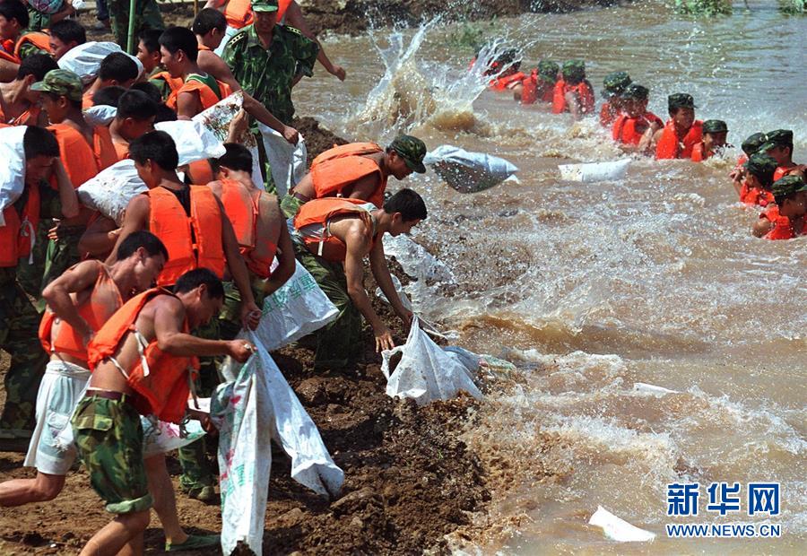 （圖文互動）（3）為了“中國號”巨輪揚(yáng)帆遠(yuǎn)航——中國共產(chǎn)黨領(lǐng)導(dǎo)下的人民軍隊(duì)忠于祖國、服務(wù)人民啟示錄