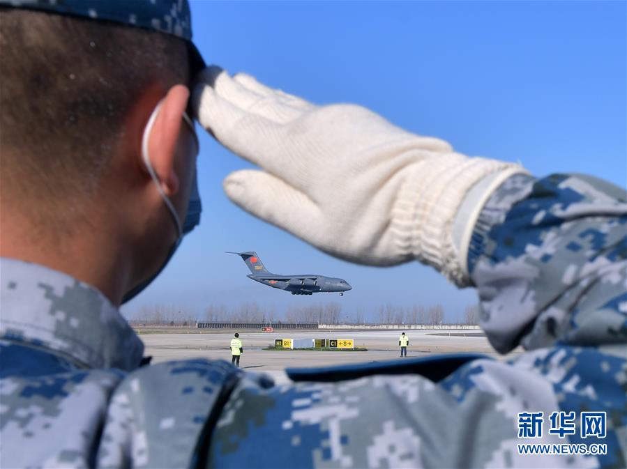 （聚焦疫情防控·圖文互動）（3）空軍第四次向武漢大規(guī)模空運(yùn)醫(yī)療隊員和物資