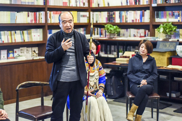 劉文濤：通過對每件兵器的復制，我們了解兵器造型與兵器制作的手藝，實現(xiàn)與古人的對話。