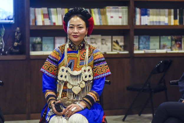 阿牛阿呷：對彝族姑娘來說，胎教就是彝族的刺繡文化，但是當我們走出來，我們覺得我們對其他支系的服飾知識了解太少了，需要學習的很多，所以開辦了這個專業(yè)。