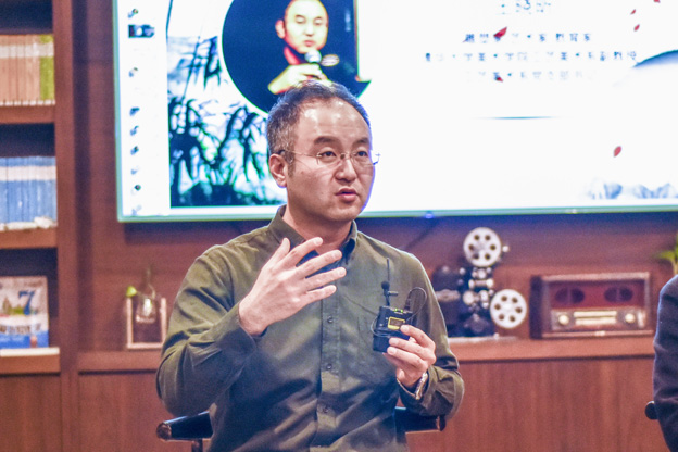 王曉昕：語言問題其實是非遺傳承所面臨的一個普遍問題。非遺傳承人可能有很好的技藝，但是因為語言問題沒有辦法與外面的人交流，就失去了傳承的機會。