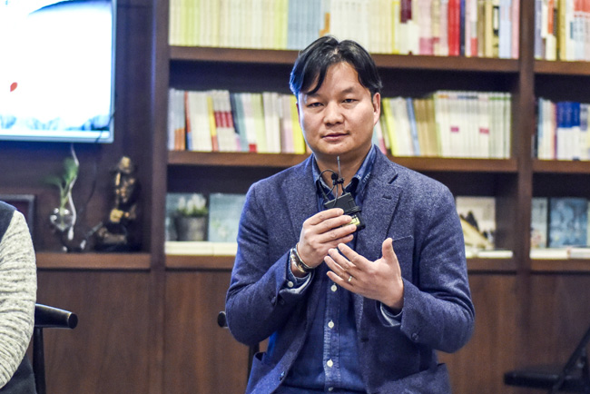 丁大為：烏銅走銀有三百年的歷史了，是云南地區(qū)獨有的技藝。這門技藝入門大概需要3年，學成需要20年。用語言去表達它其實是很難的。