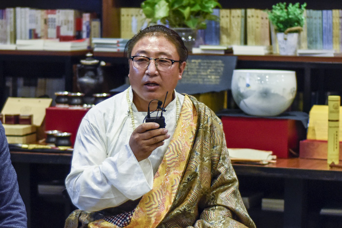 安久·白瑪群加：絕對(duì)不能為了錢做手藝的傳承人，傳承手藝是因?yàn)槲覀冇袀鞒忻褡逄厣幕呢?zé)任，要時(shí)刻謹(jǐn)記這一份責(zé)任。