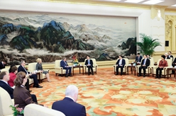 韓正會見中俄友好、和平與發(fā)展委員會第十四次全體會議與會代表