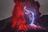 大自然“憤怒”之力！攝影師拍到火山閃電奇觀