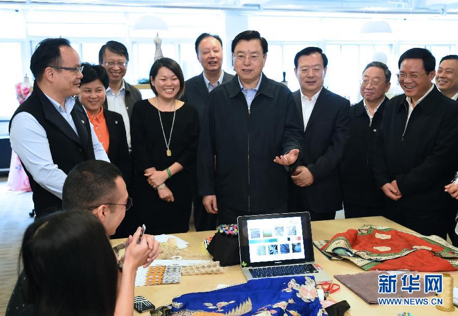 5月8日至11日，中共中央政治局常委、全國人大常委會委員長張德江在浙江調(diào)研。這是5月9日，張德江來到位于嘉興市的雅瑩服裝有限公司，了解公司的服裝設計、生產(chǎn)和銷售情況。新華社記者 馬占成 攝 