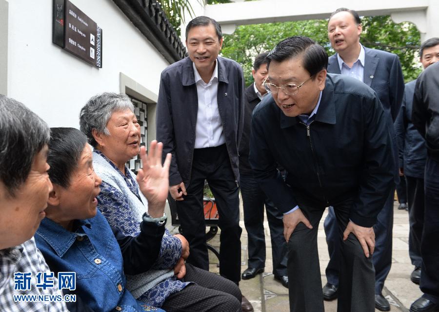 這是5月10日，張德江來到杭州市小營街道調(diào)研，并與市民親切交談。新華社記者 馬占成 攝 