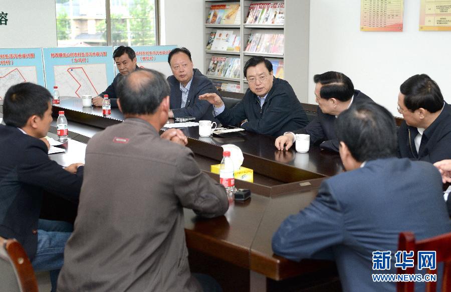 這是5月9日，張德江到湖州市妙西鎮(zhèn)調(diào)研，與基層人大代表座談。新華社記者 馬占成 攝 