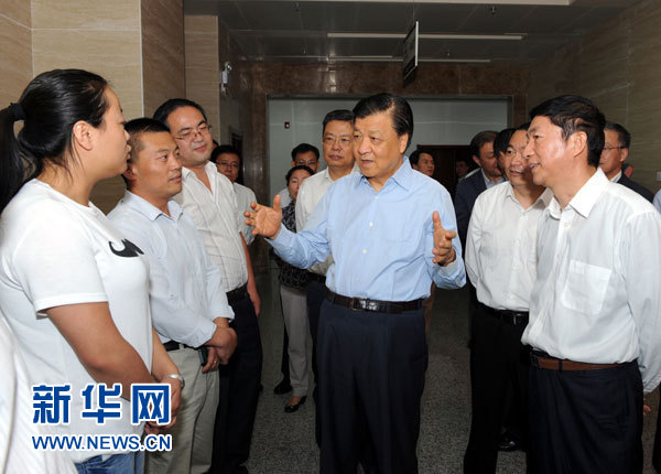 這是7月18日，劉云山在青海省政府行政服務(wù)和公共資源交易中心調(diào)研。新華社記者 饒愛民 攝