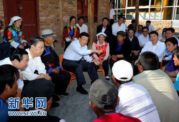 這是7月17日，劉云山在海東市互助土族自治縣東山鄉(xiāng)白牙合村同基層干部群眾座談。新華社記者 饒愛民 攝 