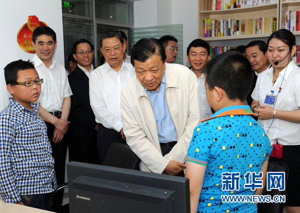 7月17日至19日，中共中央政治局常委、中央書記處書記劉云山在青海調(diào)研。這是7月18日，劉云山在西寧市南山西社區(qū)調(diào)研。 新華社記者饒愛民 攝