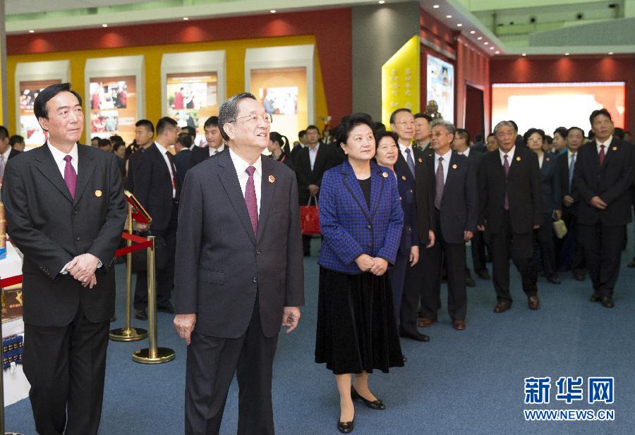 9月7日，中共中央政治局常委、全國政協(xié)主席、中央代表團(tuán)團(tuán)長俞正聲率代表團(tuán)全體成員來到拉薩西藏會展中心，出席《圓夢中國西藏華章——西藏自治區(qū)成立50年成就展》開幕式并參觀展覽。 新華社記者 黃敬文 攝 