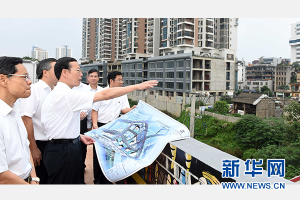 9月16日至18日，中共中央政治局常委、國務院副總理張高麗在廣西調研。這是9月16日，張高麗實地考察南寧水街棚戶區(qū)改造項目現(xiàn)場。 新華社記者張鐸攝 