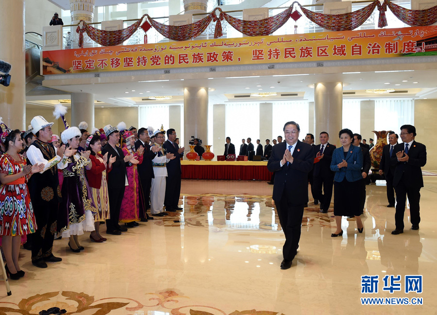9月25日，中共中央政治局常委、全國政協(xié)主席、中央代表團團長俞正聲率中央代表團出席向新疆維吾爾自治區(qū)贈送紀(jì)念品儀式。 新華社記者饒愛民 攝 