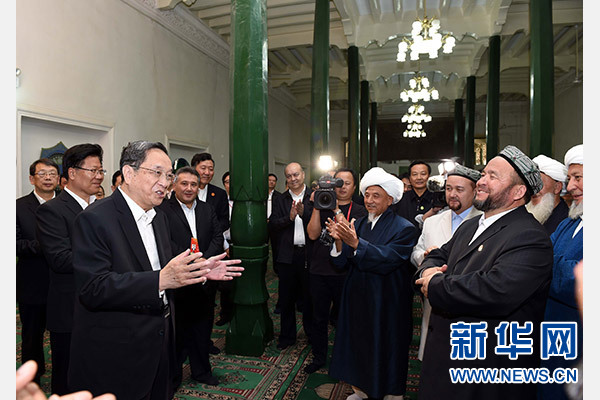 9月26日，中共中央政治局常委、全國政協(xié)主席、中央代表團(tuán)團(tuán)長俞正聲率中央代表團(tuán)部分成員赴喀什看望各族干部群眾。這是俞正聲等來到喀什市艾提尕爾清真寺，與喀什地區(qū)宗教人士代表交流。新華社記者 饒愛民 攝  