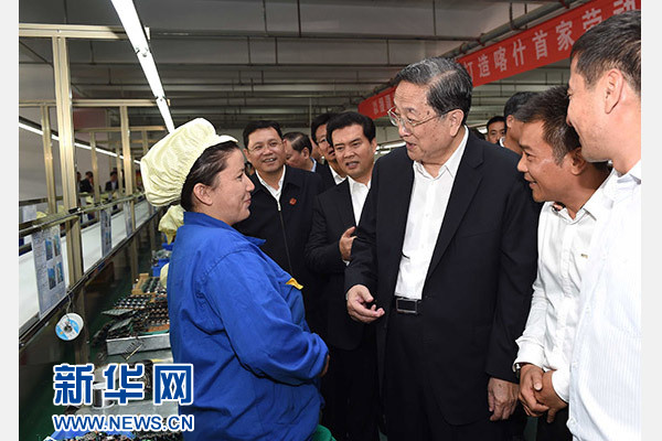 這是俞正聲等在喀什經(jīng)濟(jì)開發(fā)區(qū)深圳產(chǎn)業(yè)園視察電子產(chǎn)品生產(chǎn)線，并與現(xiàn)場工人親切交流。新華社記者 饒愛民 攝