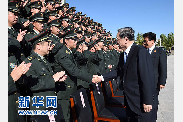 這是俞正聲等赴南疆軍區(qū)慰問，會見官兵代表。新華社記者 饒愛民 攝