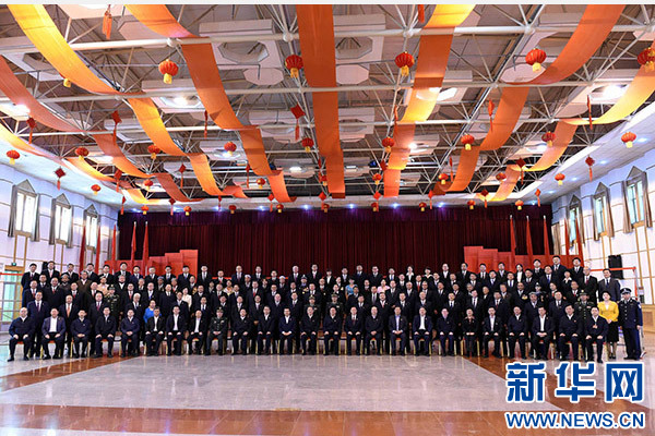 這是俞正聲同喀什地區(qū)有關(guān)負(fù)責(zé)同志、各界人士代表、援疆干部代表合影留念。新華社記者 饒愛民 攝