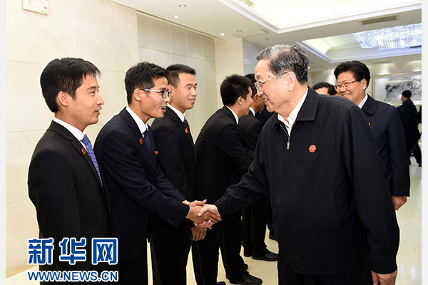 這是俞正聲會見在喀什地區(qū)鄉(xiāng)鎮(zhèn)工作的內(nèi)地高校畢業(yè)生代表。新華社記者 饒愛民 攝