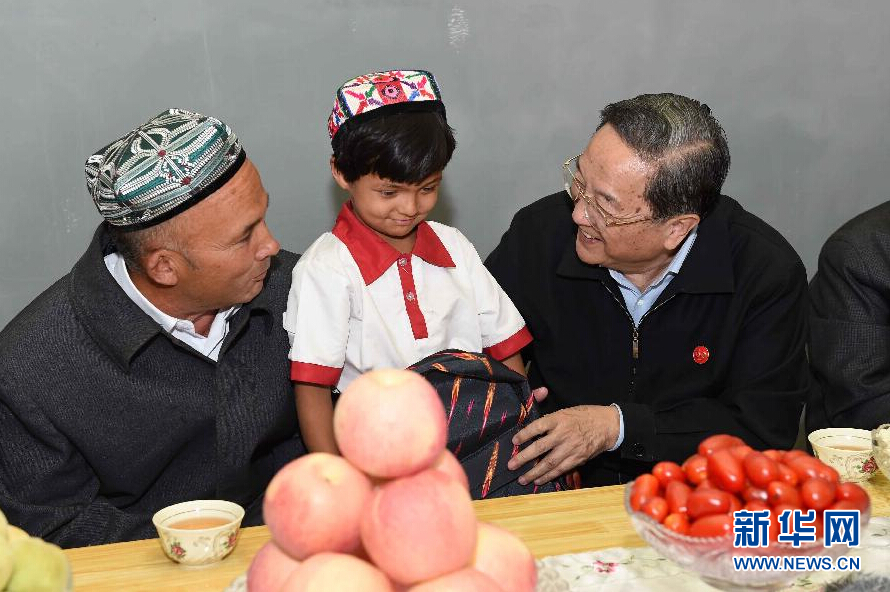 9月27日，中共中央政治局常委、全國政協(xié)主席、中央代表團(tuán)團(tuán)長俞正聲率中央代表團(tuán)部分成員赴喀什地區(qū)莎車縣看望各族干部群眾。這是俞正聲到新疆生產(chǎn)建設(shè)兵團(tuán)第三師莎車農(nóng)場(chǎng)維吾爾族團(tuán)場(chǎng)職工家中看望，并向小朋友贈(zèng)送學(xué)習(xí)用品。新華社記者 饒愛民 攝