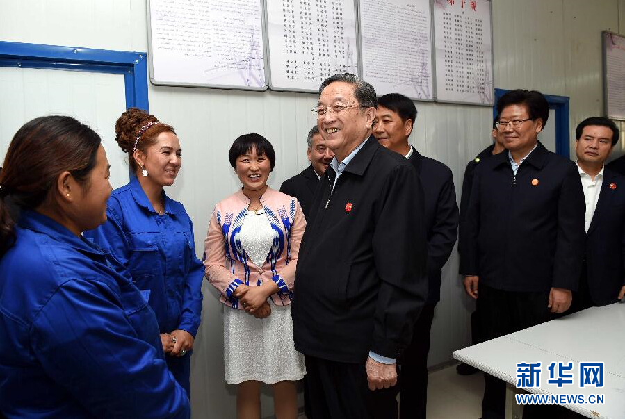 9月27日，中共中央政治局常委、全國政協(xié)主席、中央代表團(tuán)團(tuán)長俞正聲率中央代表團(tuán)部分成員來到新疆英吉沙縣喀什中興手套有限公司考察。新華社記者 饒愛民 攝 