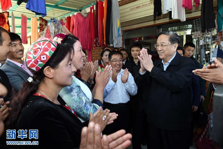 9月27日，中共中央政治局常委、全國政協(xié)主席、中央代表團(tuán)團(tuán)長俞正聲率中央代表團(tuán)部分成員赴喀什地區(qū)莎車縣看望各族干部群眾。這是俞正聲在莎車縣艾力西湖鎮(zhèn)21村看望慰問維吾爾族群眾。新華社記者 饒愛民 攝