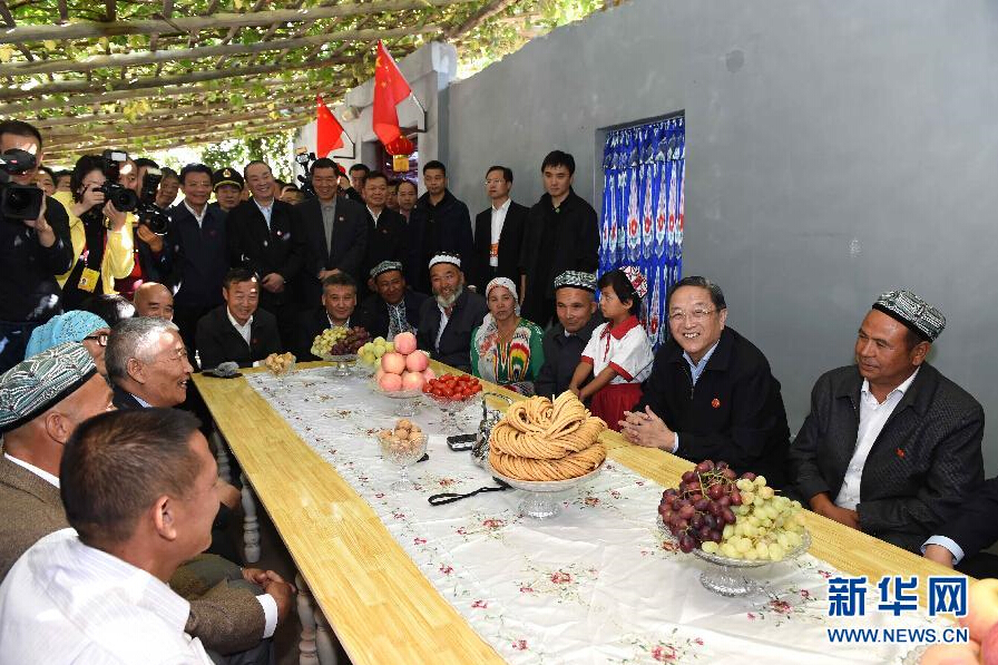 9月27日，中共中央政治局常委、全國政協(xié)主席、中央代表團(tuán)團(tuán)長俞正聲率中央代表團(tuán)部分成員赴喀什地區(qū)莎車縣看望各族干部群眾。這是俞正聲到新疆生產(chǎn)建設(shè)兵團(tuán)第三師莎車農(nóng)場(chǎng)維吾爾族團(tuán)場(chǎng)職工家中看望。新華社記者 饒愛民 攝