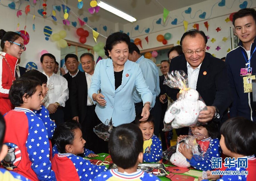 9月27日，中共中央政治局委員、國(guó)務(wù)院副總理、中央代表團(tuán)副團(tuán)長(zhǎng)劉延?xùn)|率中央代表團(tuán)分團(tuán)，帶著黨中央、國(guó)務(wù)院的親切關(guān)懷和全國(guó)各族人民的深切情誼，來(lái)到和田地區(qū)、阿克蘇地區(qū)慰問(wèn)各族干部群眾，并祝賀大家中秋節(jié)快樂(lè)。這是劉延?xùn)|在阿克蘇市“雙語(yǔ)”幼兒園與孩子們?cè)谝黄?。新華社記者 張領(lǐng) 攝