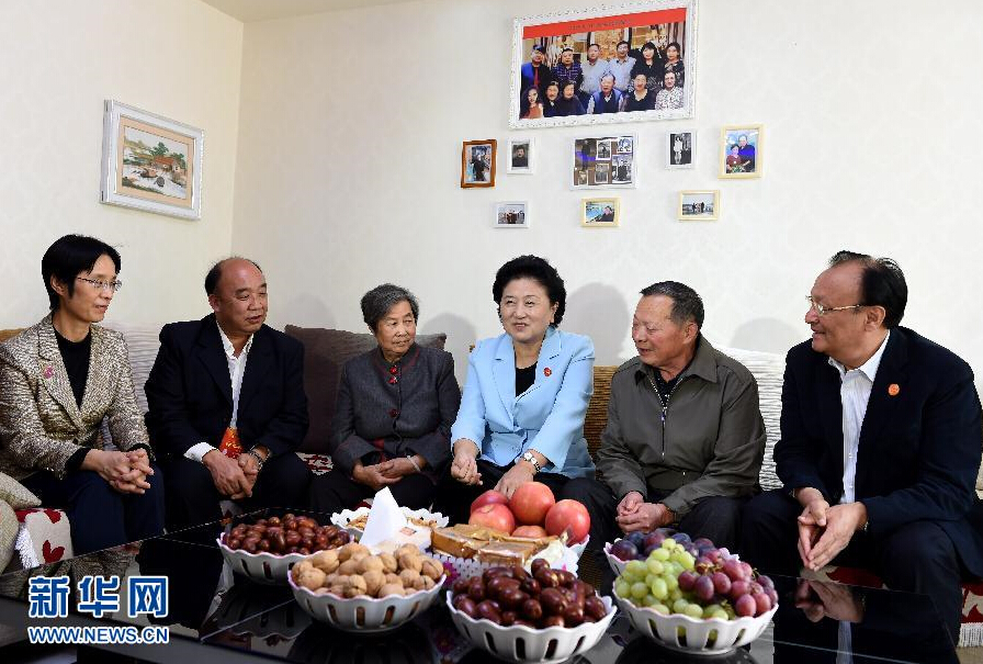 9月27日，中共中央政治局委員、國(guó)務(wù)院副總理、中央代表團(tuán)副團(tuán)長(zhǎng)劉延?xùn)|率中央代表團(tuán)分團(tuán)，帶著黨中央、國(guó)務(wù)院的親切關(guān)懷和全國(guó)各族人民的深切情誼，來(lái)到和田地區(qū)、阿克蘇地區(qū)慰問(wèn)各族干部群眾，并祝賀大家中秋節(jié)快樂(lè)。這是劉延?xùn)|來(lái)到新疆生產(chǎn)建設(shè)兵團(tuán)第一師五團(tuán)團(tuán)場(chǎng)退休職工包春祥家中慰問(wèn)。新華社記者 張領(lǐng) 攝