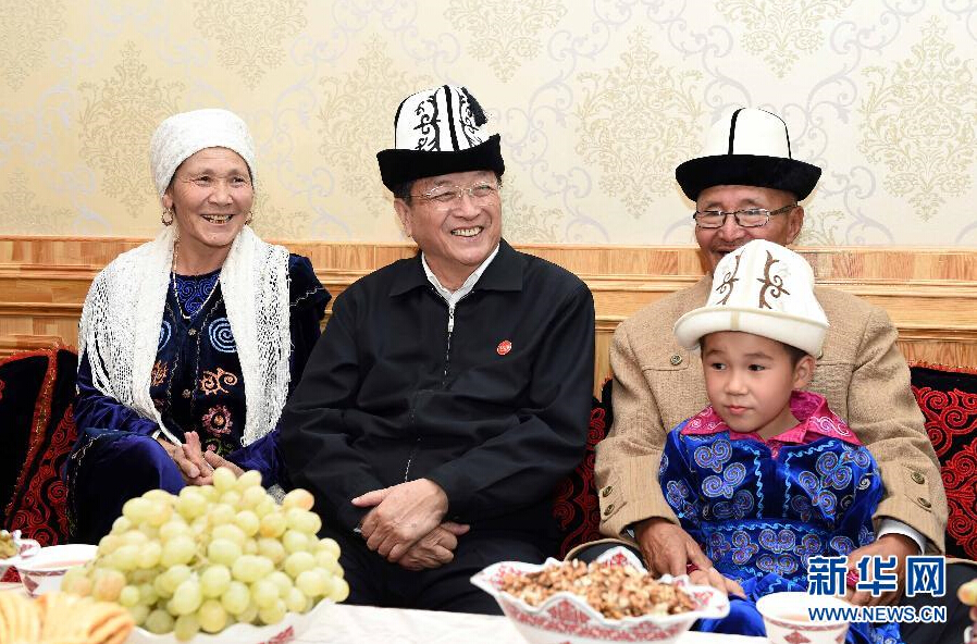 9月28日，中共中央政治局常委、全國(guó)政協(xié)主席、中央代表團(tuán)團(tuán)長(zhǎng)俞正聲率中央代表團(tuán)部分成員赴祖國(guó)最西端的新疆克孜勒蘇柯爾克孜自治州看望慰問各族干部群眾。這是俞正聲來到阿圖什市光明街道辦事處團(tuán)結(jié)路社區(qū)看望柯爾克孜族居民。新華社記者 饒愛民 攝