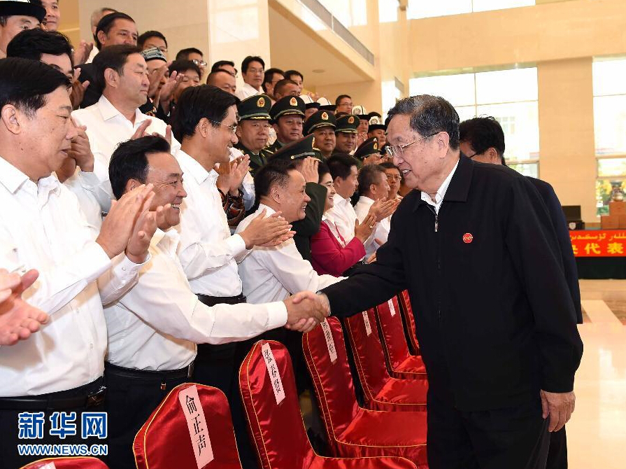 9月28日，中共中央政治局常委、全國(guó)政協(xié)主席、中央代表團(tuán)團(tuán)長(zhǎng)俞正聲率中央代表團(tuán)部分成員赴祖國(guó)最西端的新疆克孜勒蘇柯爾克孜自治州看望慰問各族干部群眾。這是俞正聲接見克州有關(guān)負(fù)責(zé)同志、各界人士代表和援疆干部代表。新華社記者 饒愛民 攝