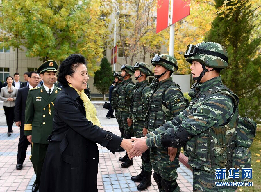 9月28日，中共中央政治局委員、國(guó)務(wù)院副總理、中央代表團(tuán)副團(tuán)長(zhǎng)劉延?xùn)|率中央代表團(tuán)分團(tuán)赴阿克蘇地區(qū)、伊犁哈薩克自治州慰問(wèn)，與各族干部群眾共度節(jié)日、共享歡樂(lè)。這是劉延?xùn)|在伊犁武警8660部隊(duì)駐地慰問(wèn)官兵。新華社記者張領(lǐng)攝