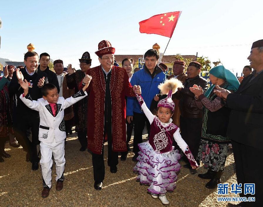 9月29日，中共中央政治局常委、全國政協(xié)主席、中央代表團團長俞正聲率中央代表團部分成員赴阿勒泰地區(qū)看望各族干部群眾。這是俞正聲來到布爾津縣也拉曼牧民定居新村看望哈薩克族牧民。新華社記者 高潔 攝