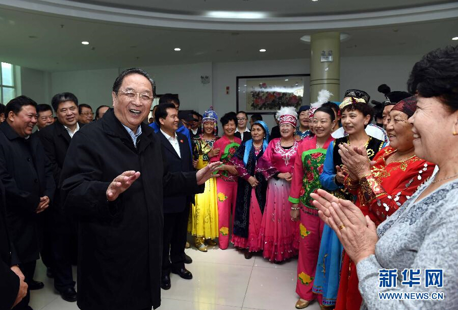 9月29日，中共中央政治局常委、全國政協(xié)主席、中央代表團團長俞正聲率中央代表團部分成員赴阿勒泰地區(qū)看望各族干部群眾。這是俞正聲來到阿勒泰地區(qū)老年人活動中心慰問群眾。新華社記者 饒愛民 攝