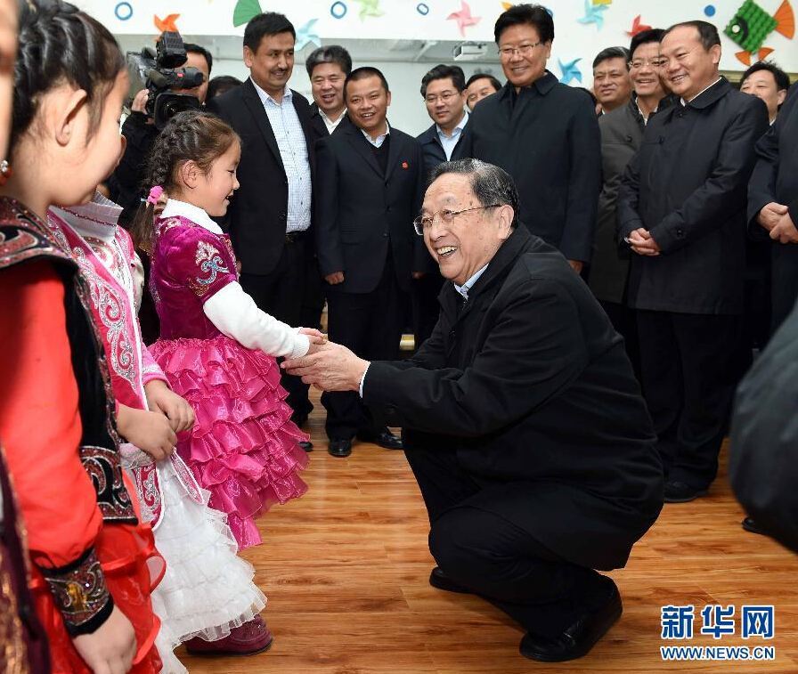 9月29日，中共中央政治局常委、全國政協(xié)主席、中央代表團團長俞正聲率中央代表團部分成員赴阿勒泰地區(qū)看望各族干部群眾。這是俞正聲來到布爾津縣也拉曼牧民定居新村幼兒園，同小朋友交流。新華社記者 饒愛民 攝
