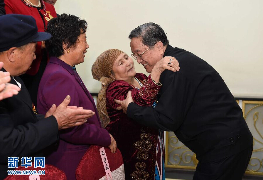 9月29日，中共中央政治局常委、全國政協(xié)主席、中央代表團團長俞正聲率中央代表團部分成員赴阿勒泰地區(qū)看望各族干部群眾。這是俞正聲接見阿勒泰地區(qū)有關(guān)負責(zé)同志、各界人士代表和援疆干部代表時與維吾爾族老人阿尼帕·阿力馬洪親切擁抱。阿尼帕·阿力馬洪先后收養(yǎng)漢、回、維吾爾、哈薩克4個民族的10個孤兒。新華社記者 饒愛民 攝 