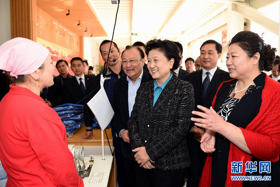 9月29日，中共中央政治局委員、國(guó)務(wù)院副總理、中央代表團(tuán)副團(tuán)長(zhǎng)劉延?xùn)|率中央代表團(tuán)分團(tuán)在伊犁哈薩克自治州看望慰問(wèn)各族干部群眾。這是劉延?xùn)|來(lái)到伊寧市坤漠服裝有限公司考察慰問(wèn)，與維吾爾族女工阿里雅·克里木親切交談。新華社記者張領(lǐng)攝