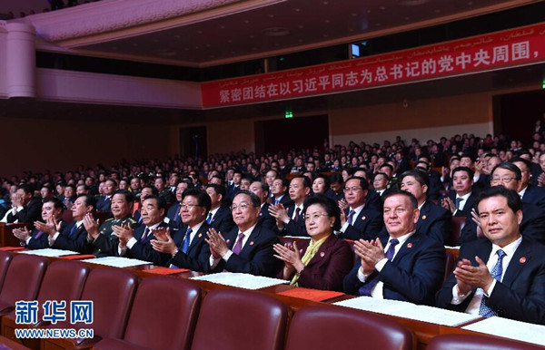     9月30日，慶祝新疆維吾爾自治區(qū)成立60周年文藝晚會(huì)《新疆禮贊》在新疆人民會(huì)堂精彩呈現(xiàn)。中共中央政治局常委、全國(guó)政協(xié)主席、中央代表團(tuán)團(tuán)長(zhǎng)俞正聲，與2000余名各族群眾代表一起觀看演出。新華社記者 饒愛民 攝