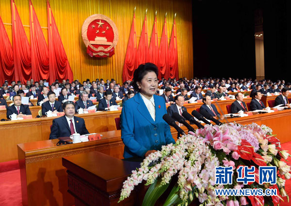 10月1日，慶祝中華人民共和國(guó)成立66周年暨新疆維吾爾自治區(qū)成立60周年大會(huì)在新疆人民會(huì)堂隆重舉行。這是中共中央政治局委員、國(guó)務(wù)院副總理、中央代表團(tuán)副團(tuán)長(zhǎng)劉延?xùn)|宣讀中共中央、全國(guó)人大常委會(huì)、國(guó)務(wù)院、全國(guó)政協(xié)、中央軍委關(guān)于慶祝新疆維吾爾自治區(qū)成立60周年的賀電。新華社記者 饒愛民 攝 
